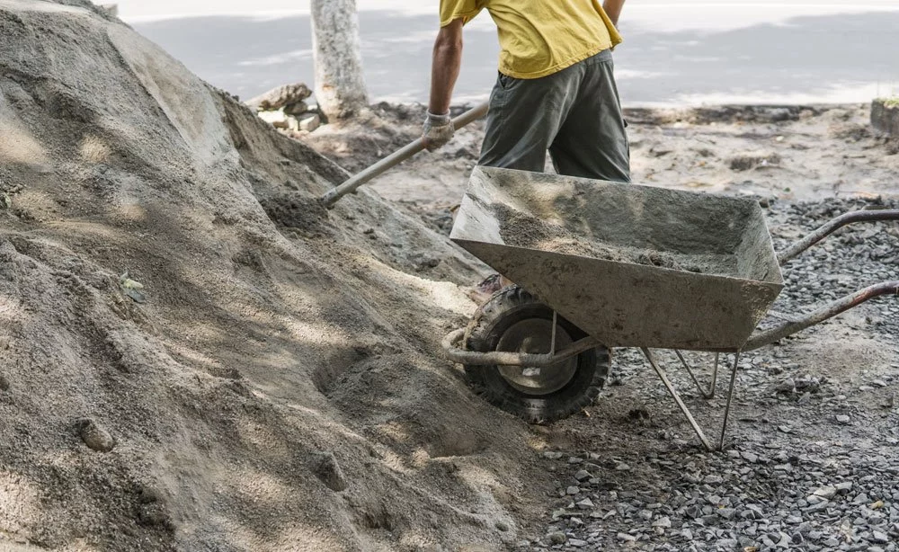 Beton in der Schubkarre mischen - © Volodymyr - Fotolia.com