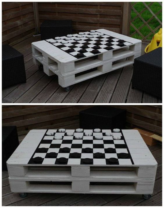 Holzpalettentisch mit Schachbrettmuster