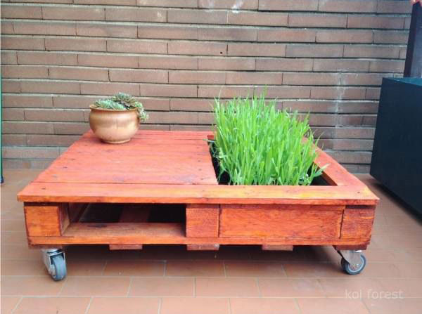 Tisch mit integriertem Minigarten