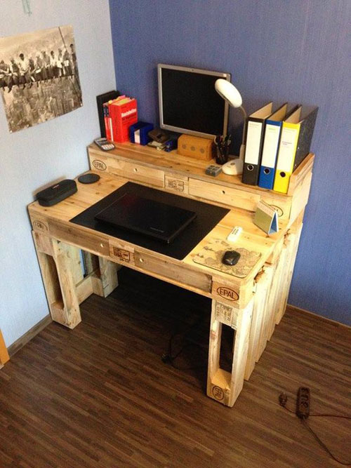 Schreibtisch aus Holzpaletten