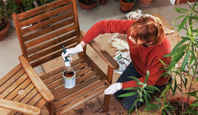 Gartenmöbel aufarbeiten: Wann Sie abschleifen und ölen müssen