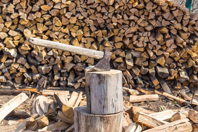 Brennholz zubereiten und stapeln - So machen Sie es richtig