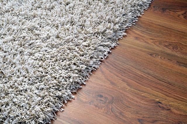 Rutschende Teppiche: So bleiben sie an Ort und Stelle