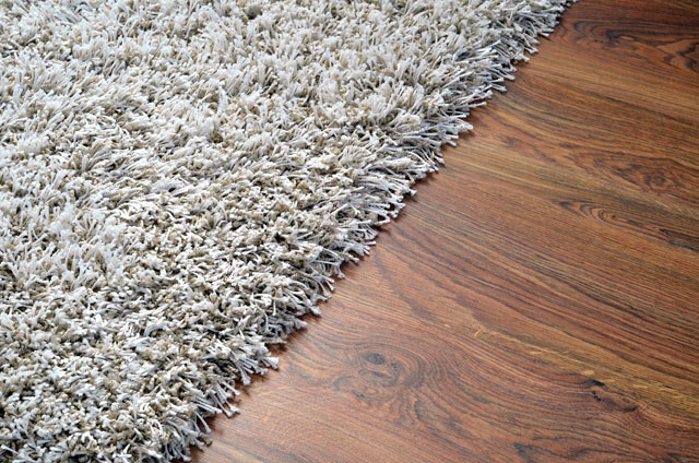 Rutschende Teppiche: So bleiben sie an Ort und Stelle