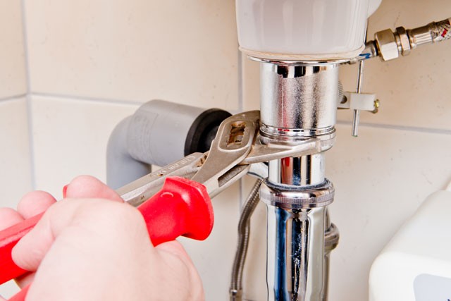 Verstopfter Waschbeckenabfluss - 3 Tipps für ein freies Rohr