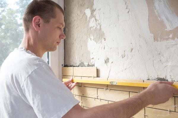 Fliesen in exakt einer Linie verlegen - Der Klebebandtrick