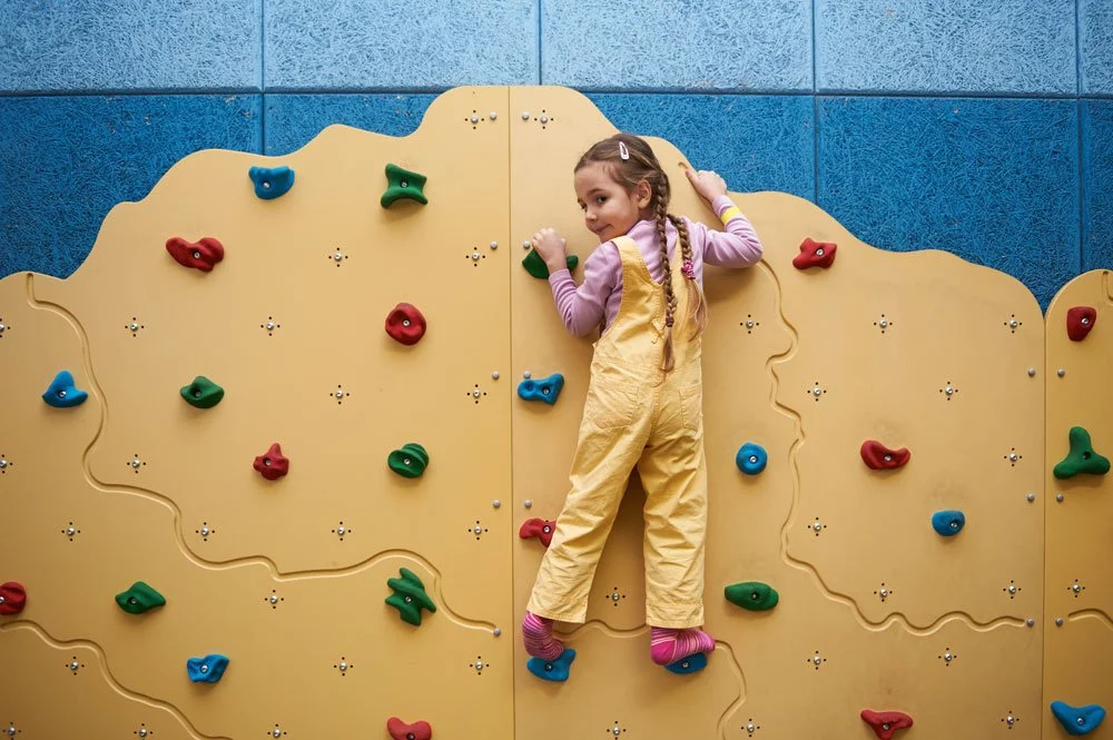 Kletterwand im Kinderzimmer bauen