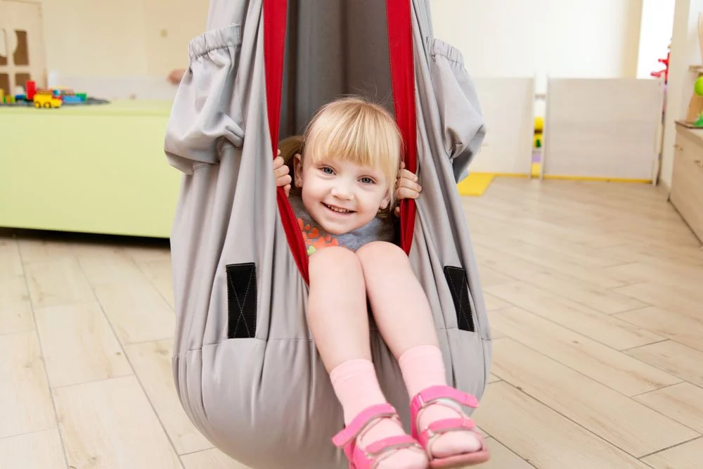 Schaukel im Kinderzimmer montieren - Anleitung und Tipps