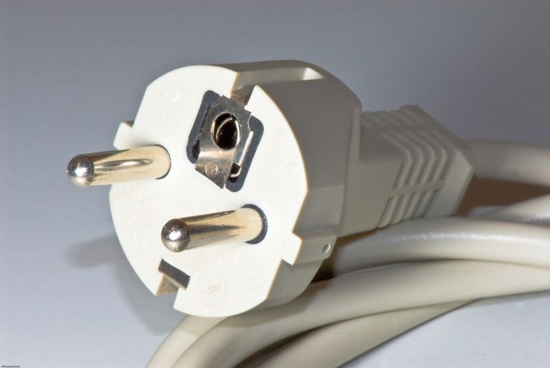 Schuko Stecker an Kabel anschließen so wird