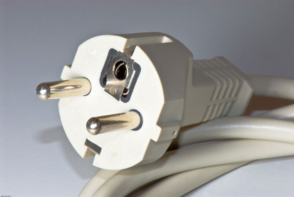 Schuko Stecker an Kabel anschließen