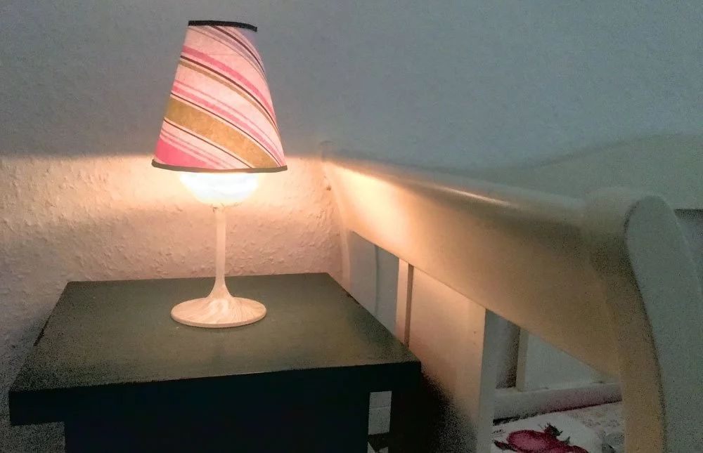 Weinglaslampe beleuchtet