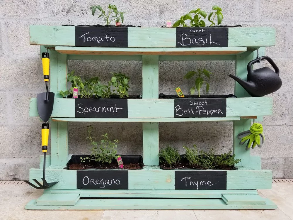 Europalette als Kräuterbeet auf dem Balkon