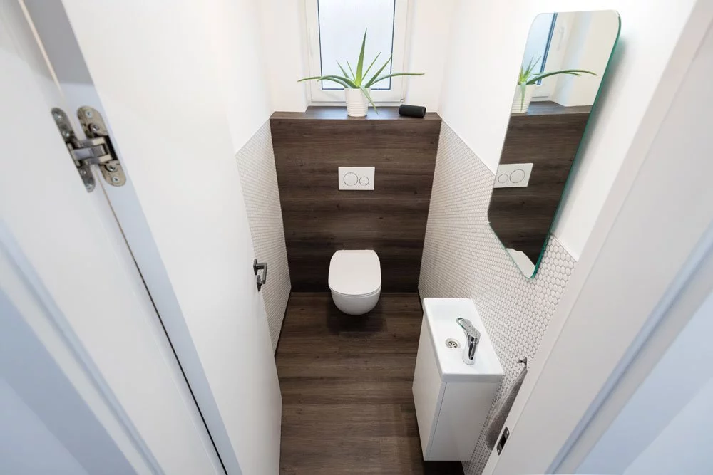 Purer Luxus: ein Badezimmer im Poolhaus Badezimmer im Poolhaus