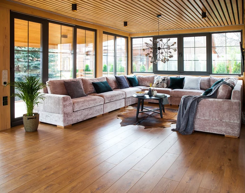 Ein Sofa ist perfekt für gemütliche Abende mit Freunden Lounge im Poolhaus