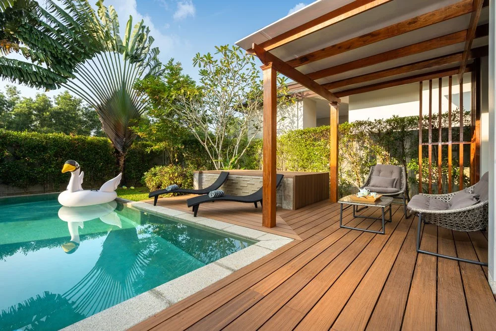 Eine Terrasse lädt zum Relaxen ein Poolhaus mit Terrasse