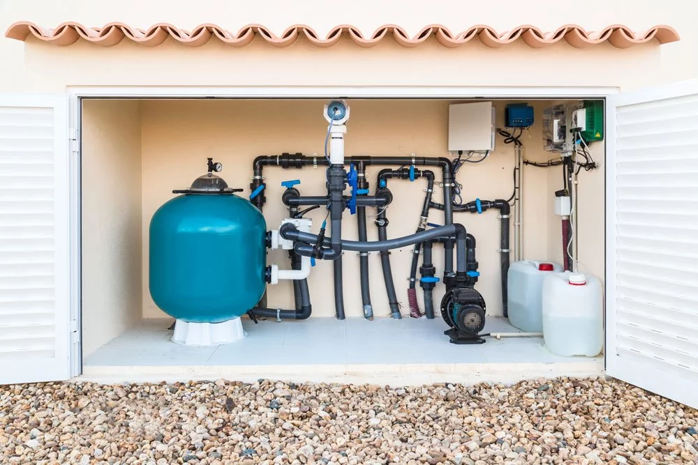 Es gibt auch Poolhäuser mit einem Nebenraum für die Pooltechnik Technikraum für Pooltechnik im Poolhaus