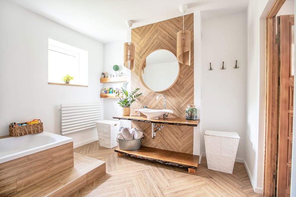Badezimmer mit Holz an den Wänden