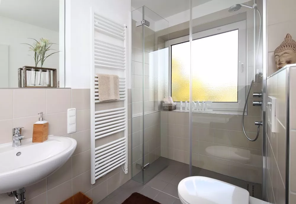 Kleines Badezimmer mit Dusche Duschbad