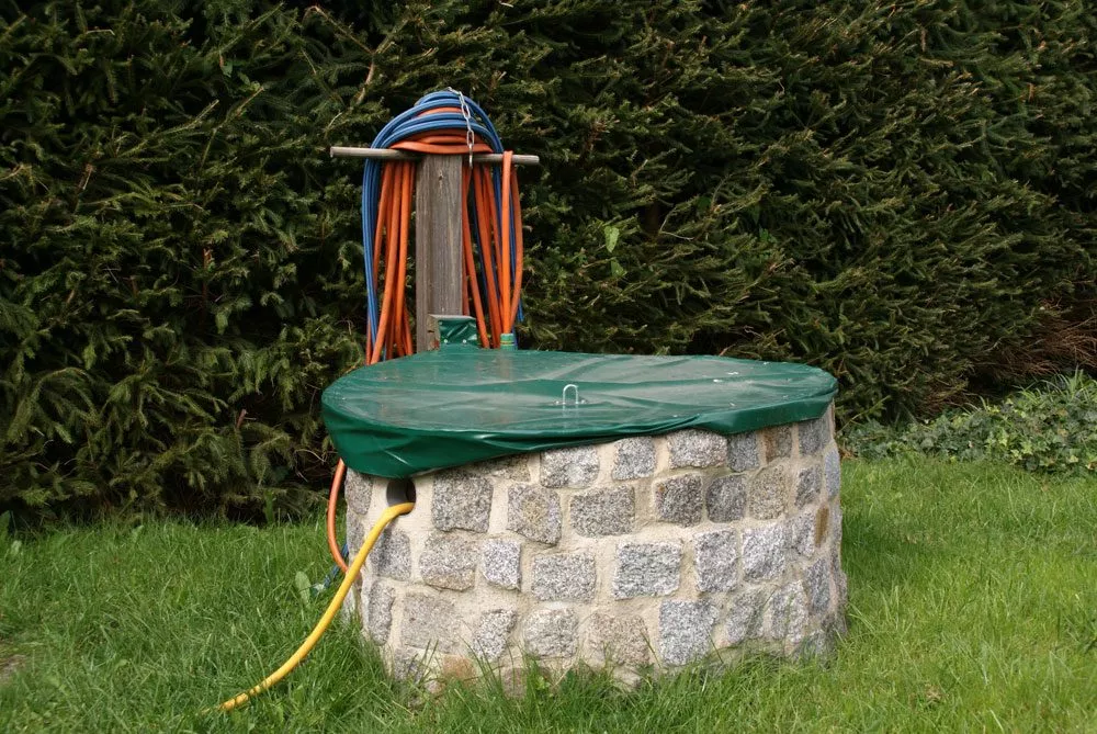Gartenpumpe im Brunnenschacht.