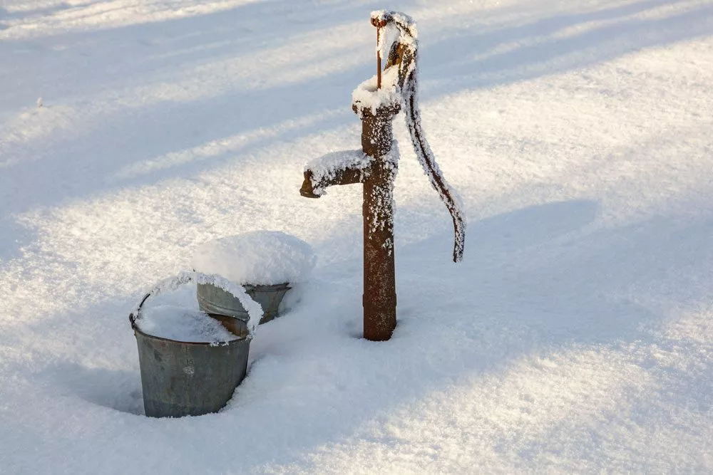 Handpumpe im Winter.