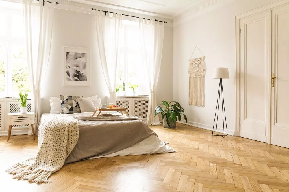 Helles, gemütliches Schlafzimmer.