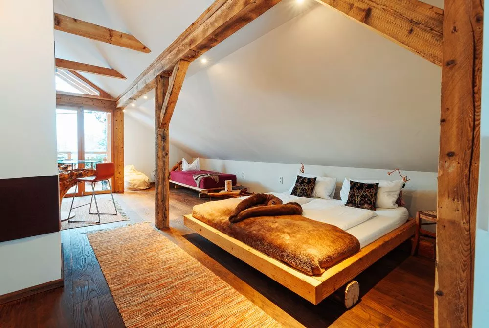 Bett aus alten Balken
