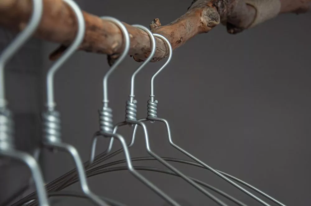 Kleiderbügel an einem Ast Hängende Kleiderstange