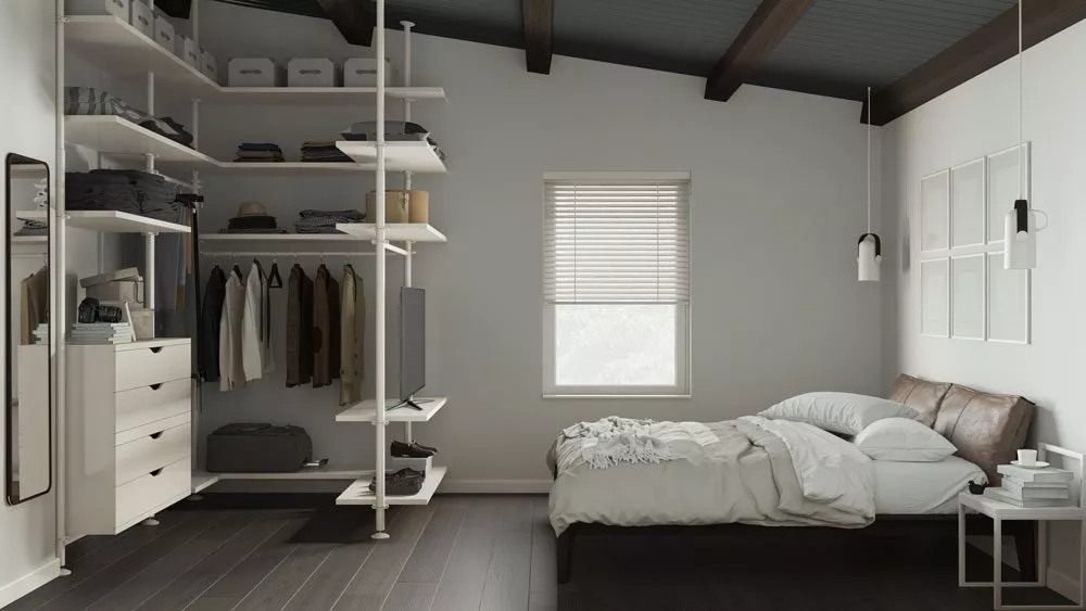 Kleiderstangen mit Ablageböden im Schlafzimmer Kleiderstangen