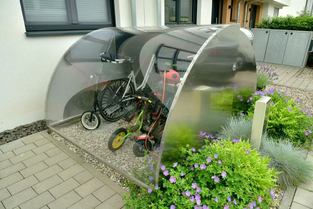 Unterstand für Fahrräder aus Edelstahl und durchsichtiger Plexiglas-Abdeckung Unterstand für Fahrräder