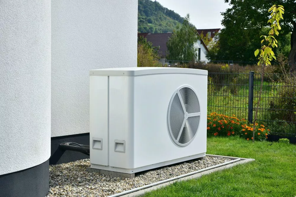 Luft-Wasser-Wärmepumpe am Haus.