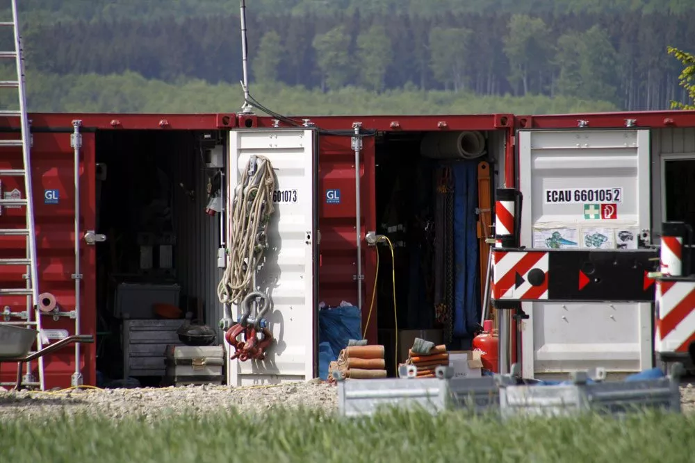 Materialcontainer mit Werkzeugen Materialcontainer