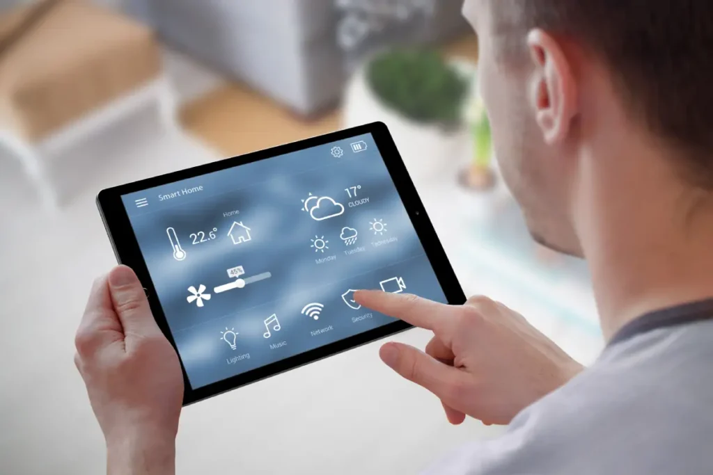 Smart Home System auf einem Tablet Photovoltaikanlage: Anleitung & Tipps zur Planung einer Solaranlage