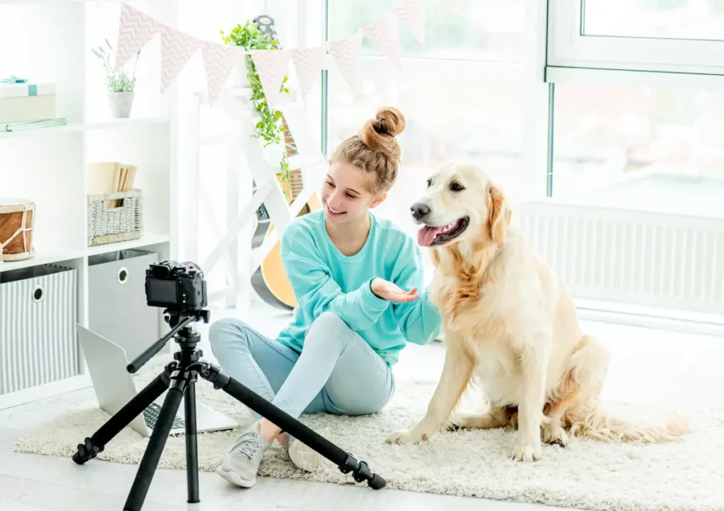 Haustierbloggerin mit ihrem Hund Wie Haustierbesitzer online zueinanderfinden