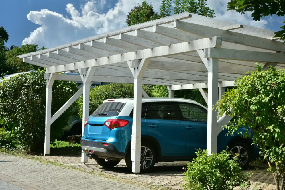 Großes Holzcarport mit drei Stellplätzen nebeneinander.