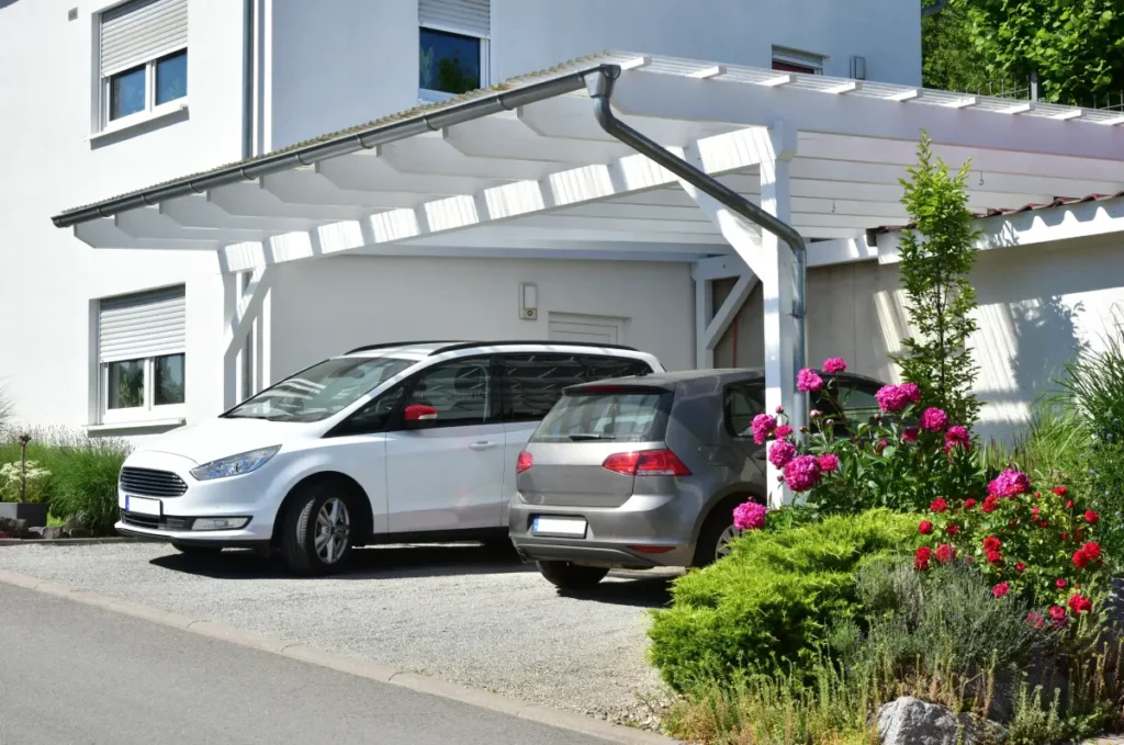 Moderner Holzcarport im Einfahrtsbereich eines Wohnhauses.