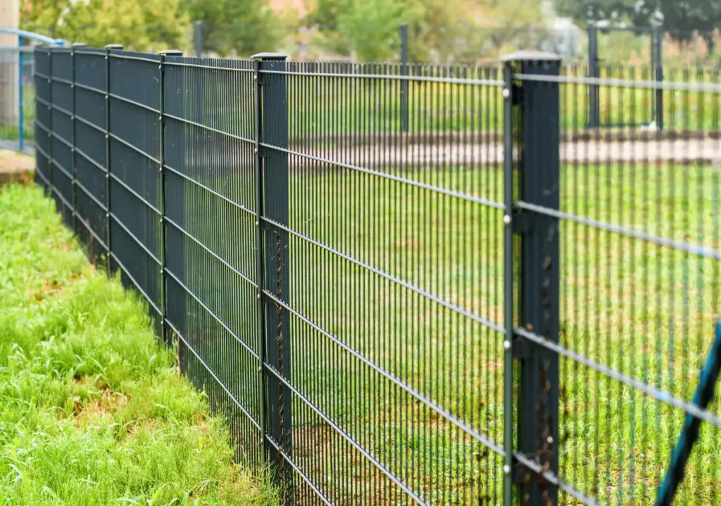 Stabmattenzaun: Vorteile & Eigenschaften dieser beliebten Zaunart erklärt